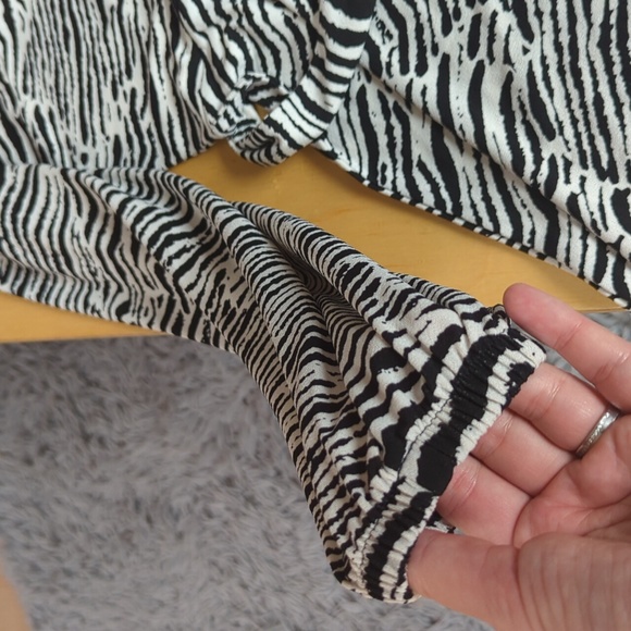 A-line wrap dress with animal print - Picture 3 of 5